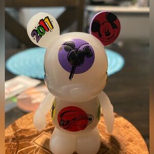 DISNEY Vinylmation -2011 Edition -WHITE LOGOS 2011 - Disney Parks Features (M12)